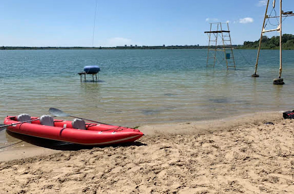 Картинка купання на блакитному озері 